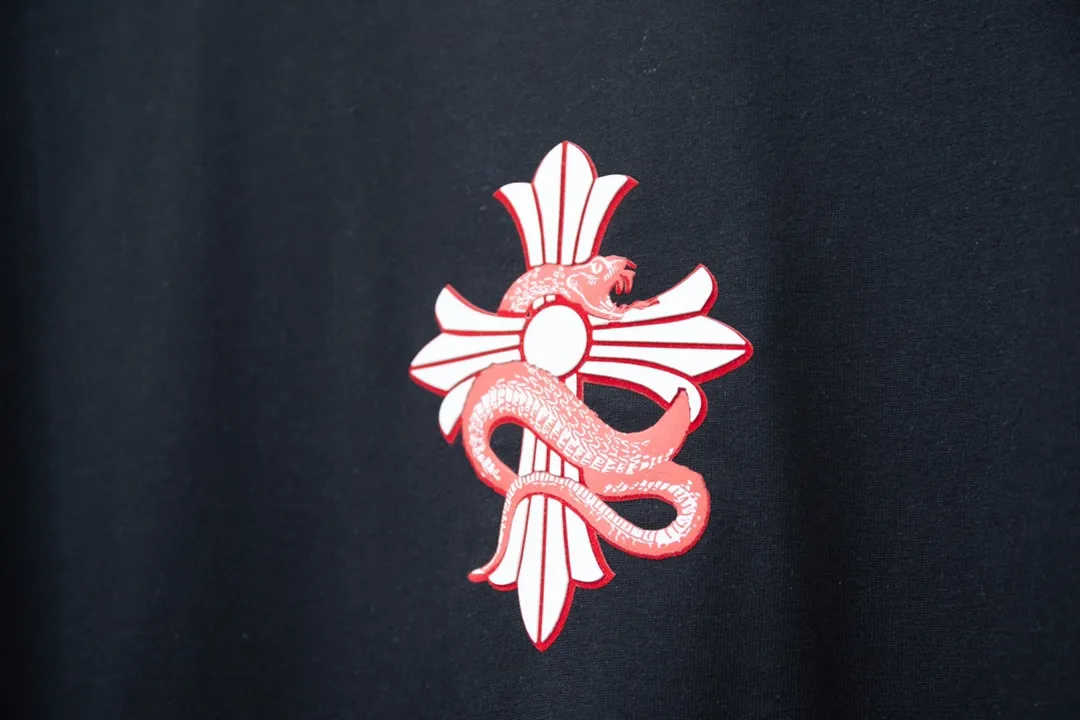 🅿️200 Ch*ome Hearte 25SS early spring new style Crow Heart Year of the Snake limited short-sleeved style Light luxury essential item for daily commuting for men and women Correct version Welcome to compare Detailed features · 320g 100% pure cotton double yarn jersey fabric · Custom dyed in the same cylinder, special thickened 32 count double-ply 1X1 thread · Year of the Snake limited edition print ➕ thick version letter logo · Double-needle sewing and cross-seam technology · Original main mark, washed tag, brand moisture-proof paper packaging Color: black/white Size: S/M/L/XL